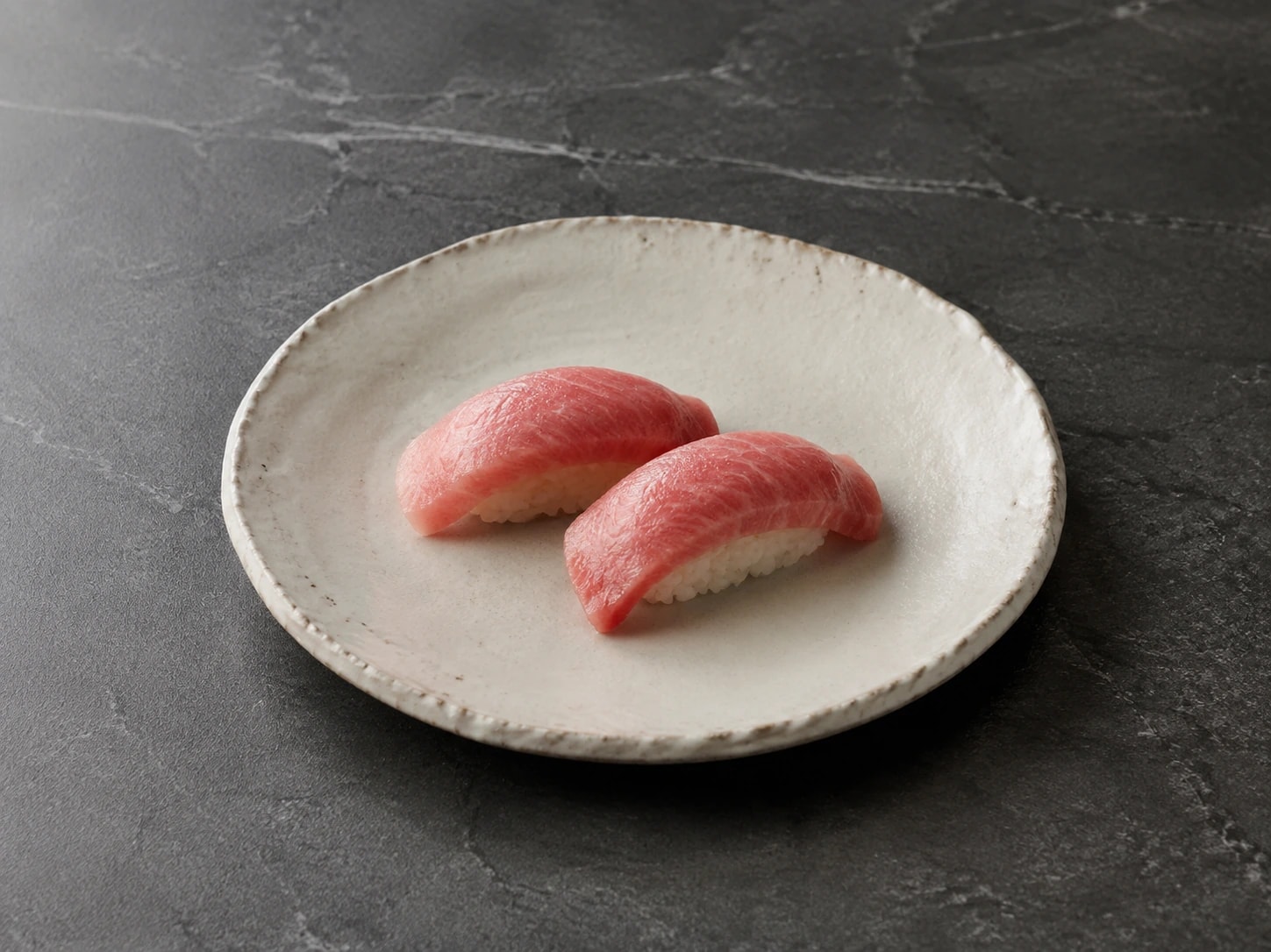 Dois nigiri de chūtoro, com gordura marmorizada e brilho delicado de nikiri.
